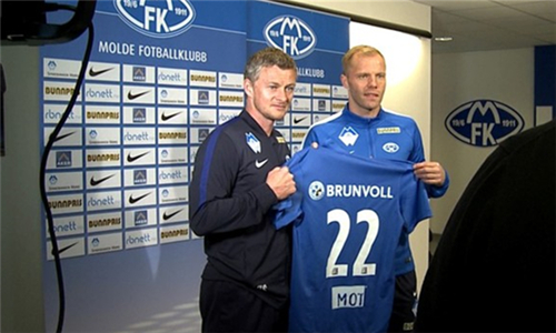 英超半场：西蒙斯传射，里沙利松破门，热刺2-0布伦特福德（英超半场战报：西蒙斯一传一射，里沙利松建功，热刺2-0领先布伦特福德）