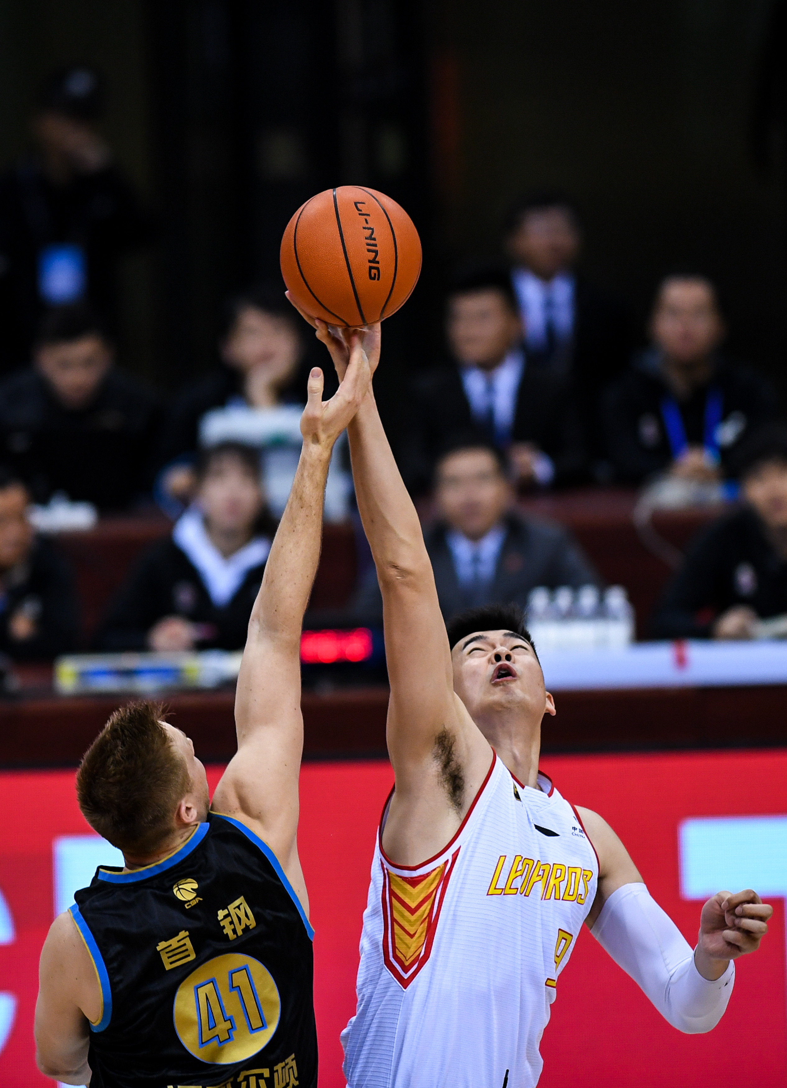 费尔明：巴萨没人因竞争位置产生矛盾，希望明年能拿欧冠和世界杯（费尔明：巴萨位置竞争不生矛盾，期望明年问鼎欧冠与世界杯）