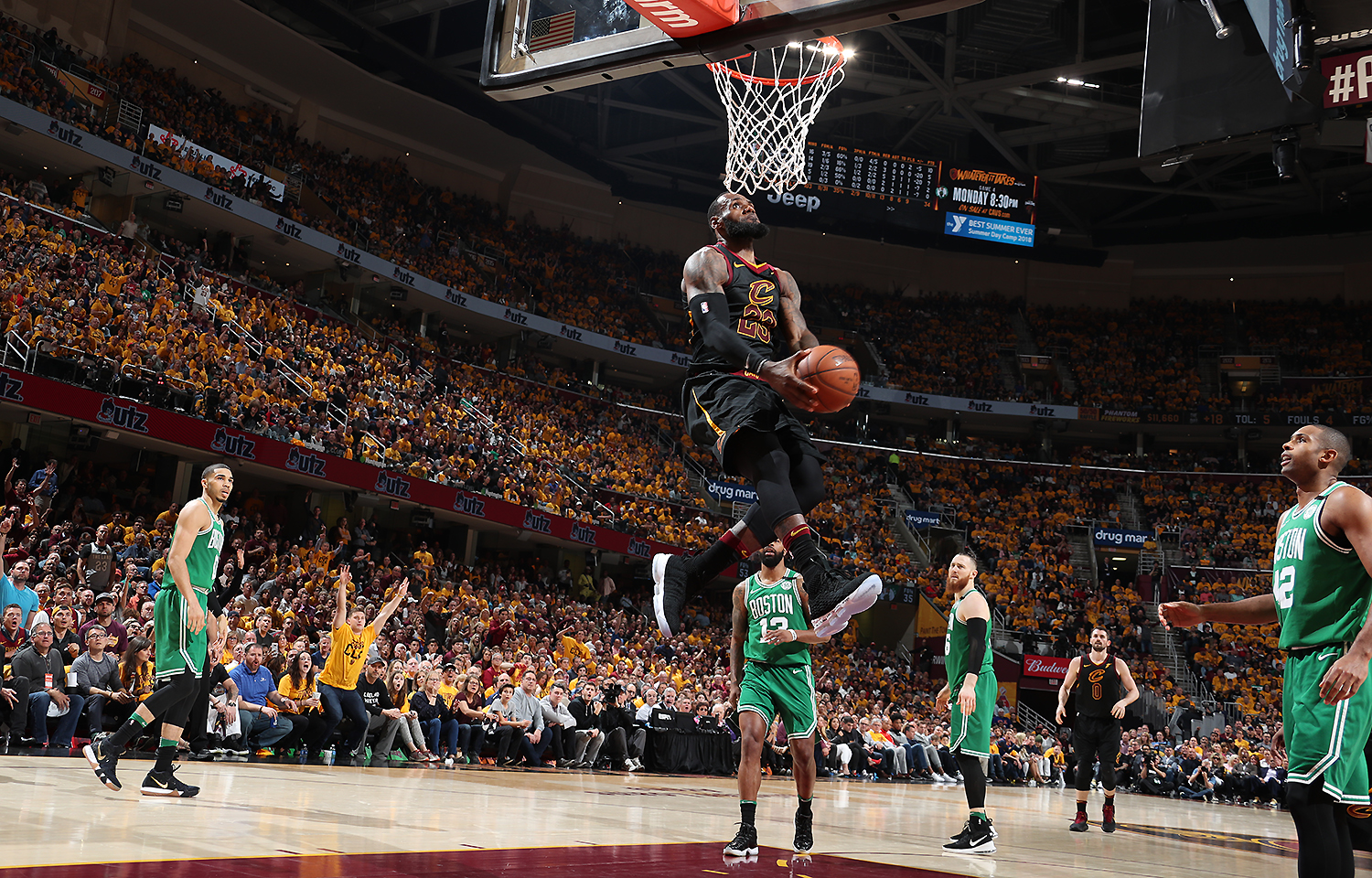 德转评年度最佳阵容：姆巴佩、亚马尔领衔，巴黎3人入选（德转年度最佳阵容出炉：姆巴佩、亚马尔领衔，巴黎三将上榜）