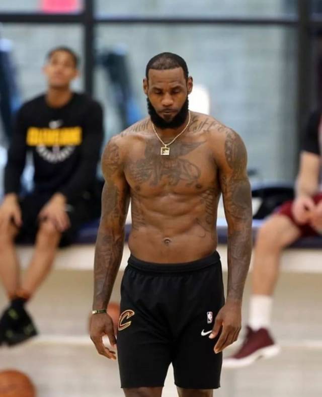 图赫尔：孔萨小腿紧张留在伦敦检查，我不介意福登踢9号位（图赫尔：孔萨小腿不适留伦敦检查，福登踢9号位我不反对）