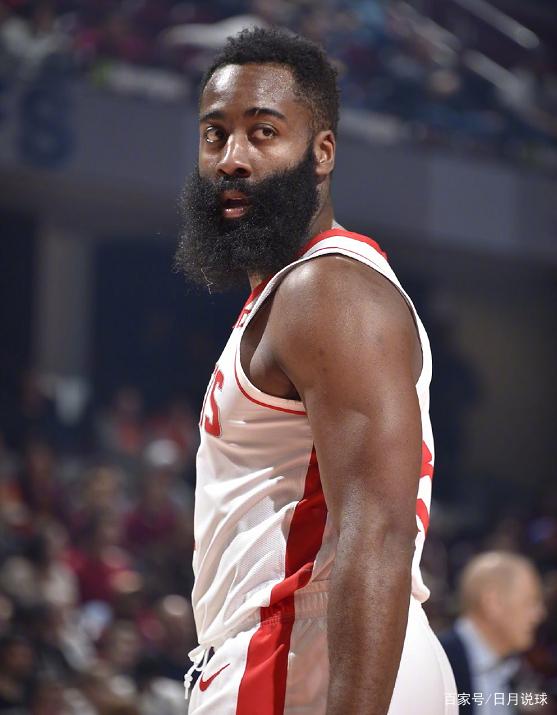 周定洋入围亚冠最佳球员，但因限薪令遭拒，欲重返欧洲或改身份寻求更高薪资。（周定洋入选亚冠最佳候选，受限薪影响谈判受阻，考虑重返欧洲或变更身份以谋更高薪资）