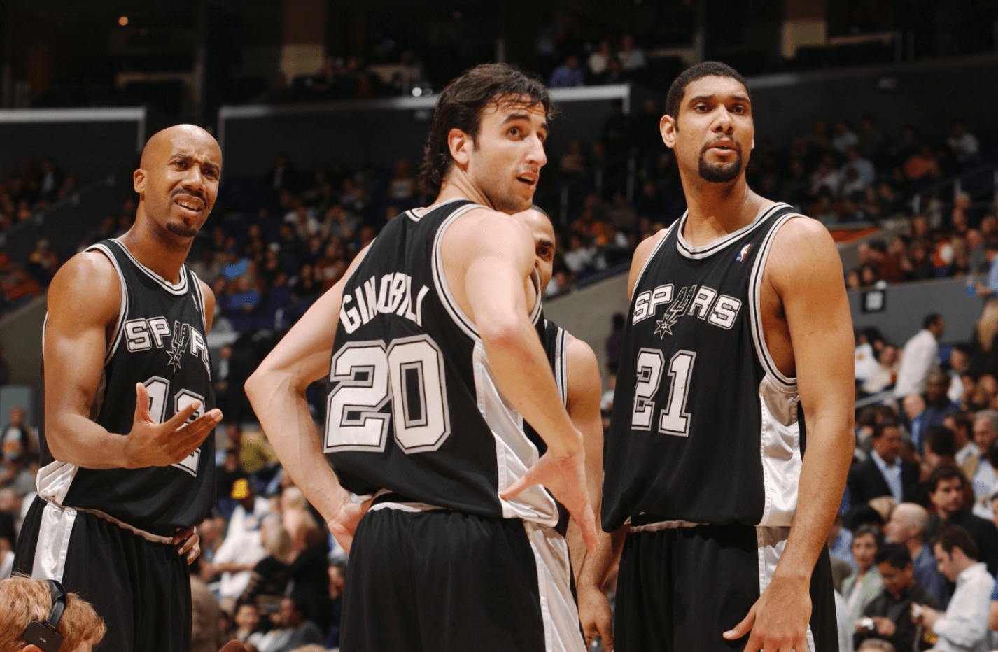 NBA每日最佳：哈登55分闪耀全场、威少助国王掀翻掘金（NBA今日之星：哈登轰下55分统治赛场，威少助国王爆冷击败掘金）