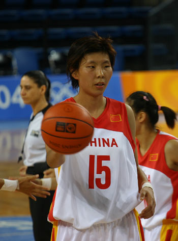 美国球星格林愤然离场！科尔揽责：35岁老将主动让位显担当？（美国球星格林怒退场！科尔承担责任：35岁老将主动让贤彰显担当？）