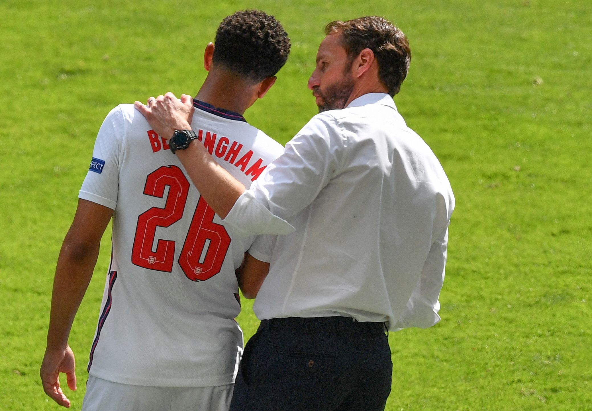 美记：雄鹿正全力说服字母哥留队，引援瞄准多名球星补强实力（美媒：雄鹿全力挽留字母哥，锁定多名球星补强阵容）