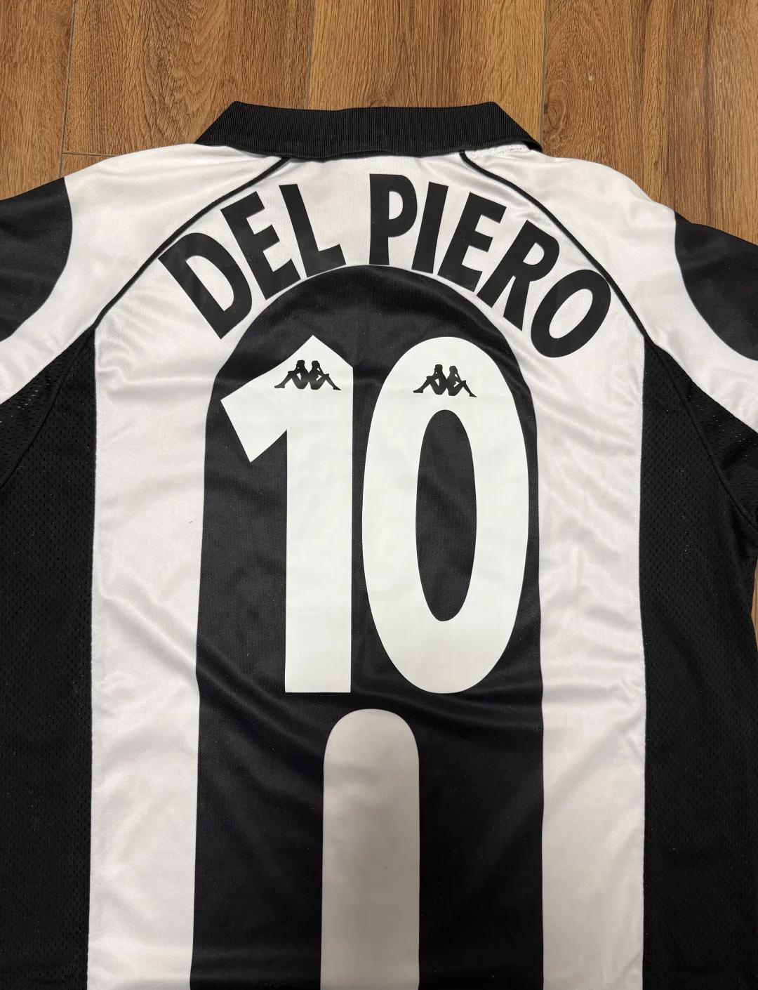 詹姆斯赛后向卡斯尔赠送签名球衣：年轻的国王，继续加油（詹姆斯赛后赠卡斯尔签名球衣：年轻的王者，继续前行）