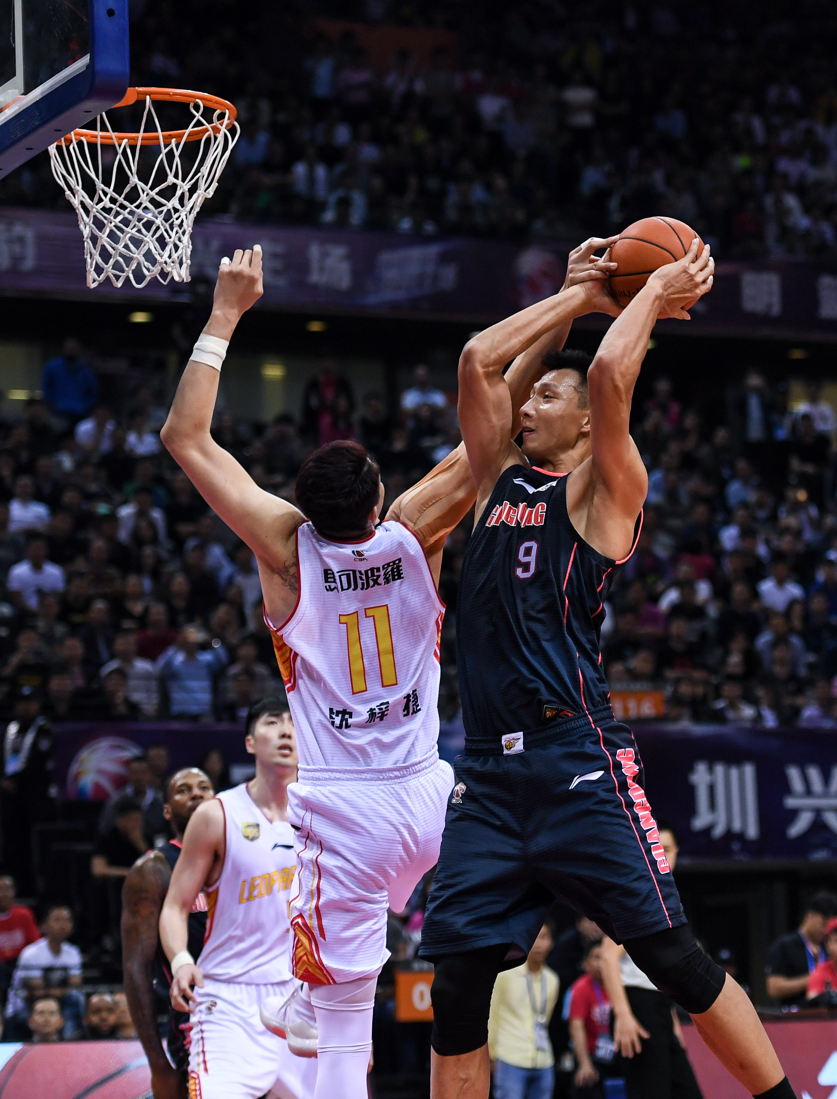 詹姆斯两双数据跻身队史前十，湖人负马刺止步NBA杯八强（詹姆斯砍两双跻身队史前十，湖人不敌马刺无缘NBA杯四强）