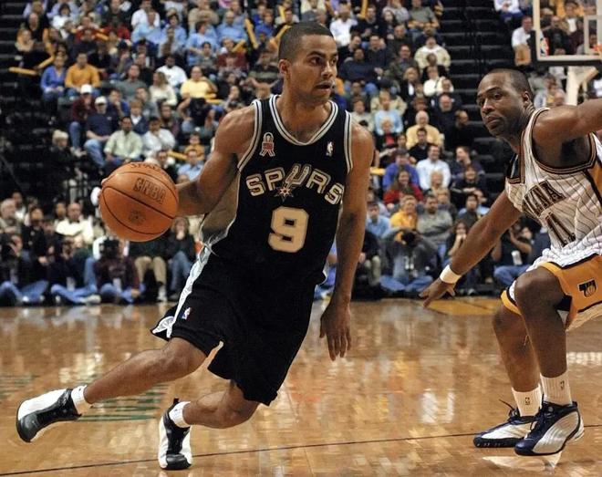 对手主教练无奈摇头（对方主帅无奈摇头）