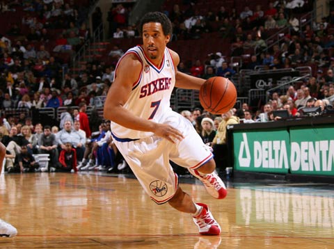 足球国足球迷自发制作横幅，为球队打气（国足球迷自发制作横幅为球队助威）