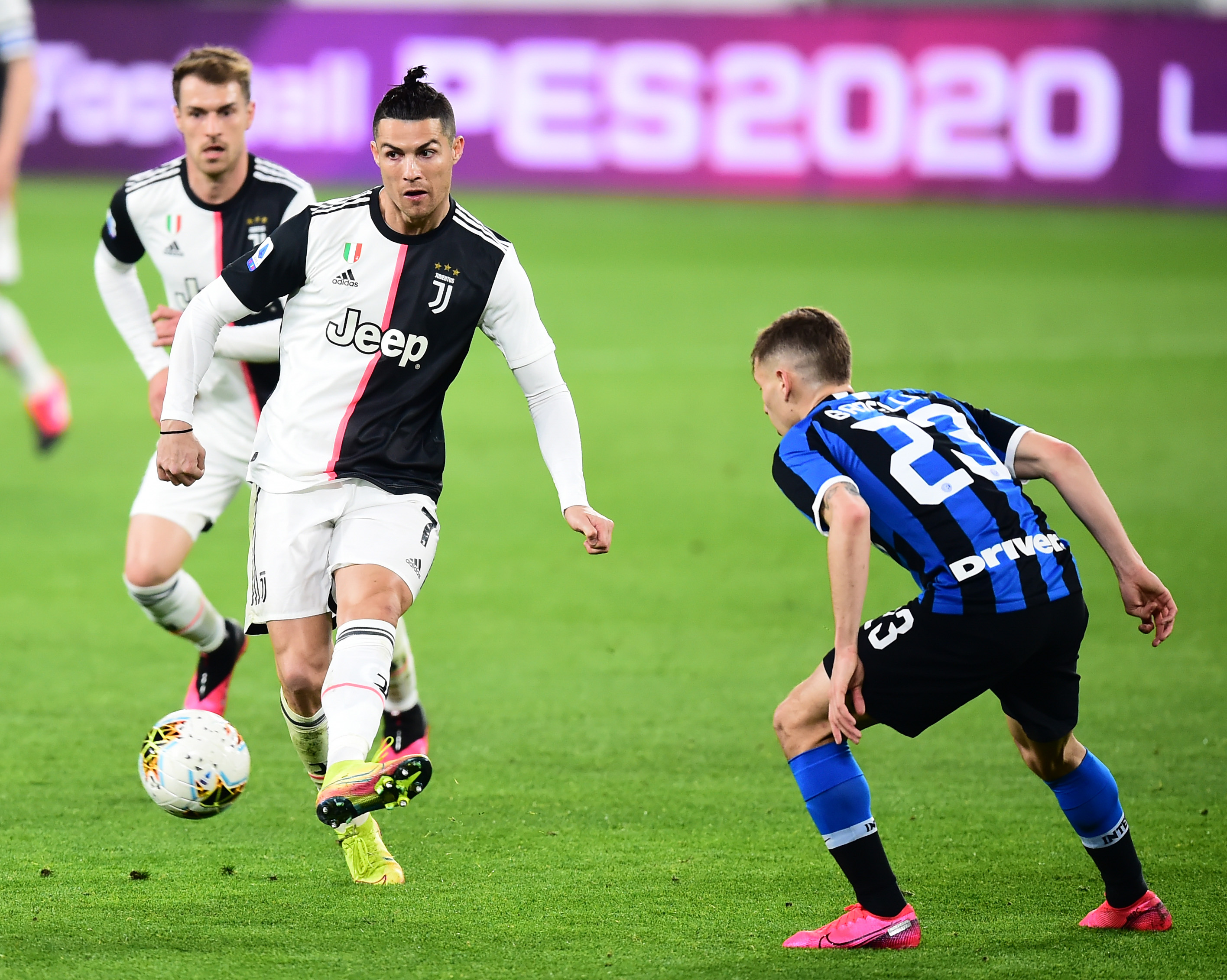 詹姆斯关键上篮助球队锁胜（詹姆斯制胜上篮助球队取胜）