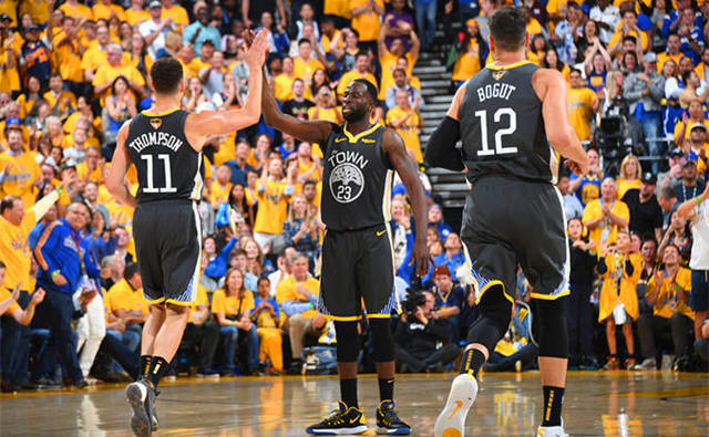 米体：那不勒斯冬窗急需补腰，已联系曼联询问引进梅努可行性（米体：那不勒斯冬窗亟需中场补强，已向曼联咨询梅努加盟可行性）