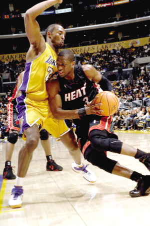 科斯塔库塔：库普梅纳斯踢后卫失误太多，位置提前有利于进攻（科斯塔库塔：库普梅纳斯后防失误偏多，前移位置更利进攻）