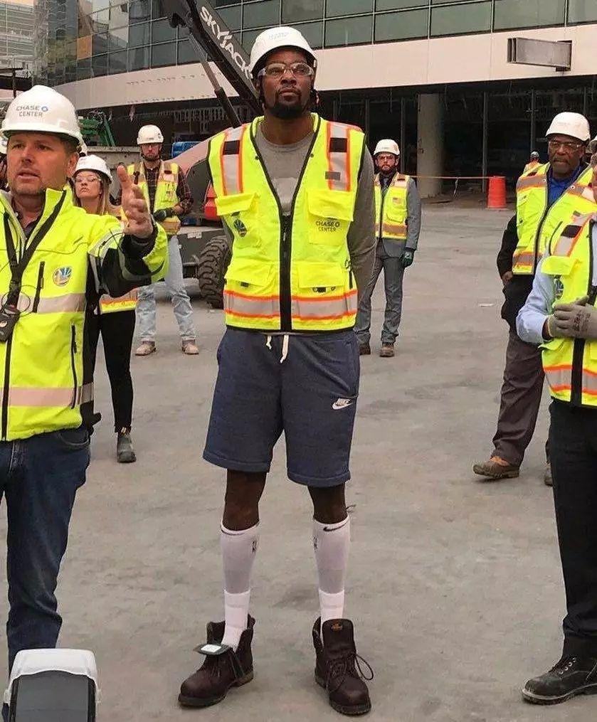 当家球星！马克西24中11&6记三分砍下30分2板8助1断 末节11分（核心领袖！马克西24投11中飙进6记三分，轰下30分2板8助1断，末节再取11分）