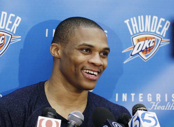 多纳鲁马：我和托纳利关系很好，我的手机里都是他的搞笑图片（多纳鲁马称与托纳利关系融洽：手机里塞满他的搞笑照片）