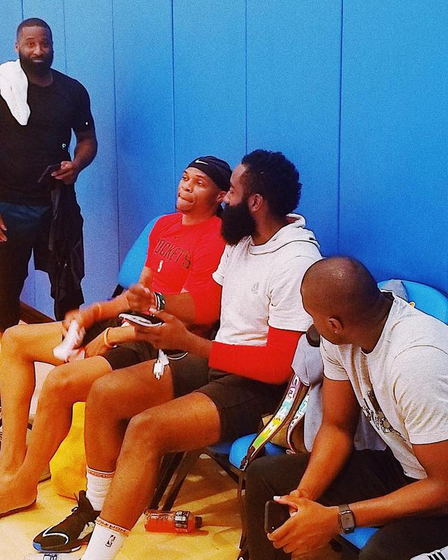 火箭队阿门被指难胜任控卫，改打中锋或成出路（阿门在火箭控卫难以施展，转型中锋或迎突破）